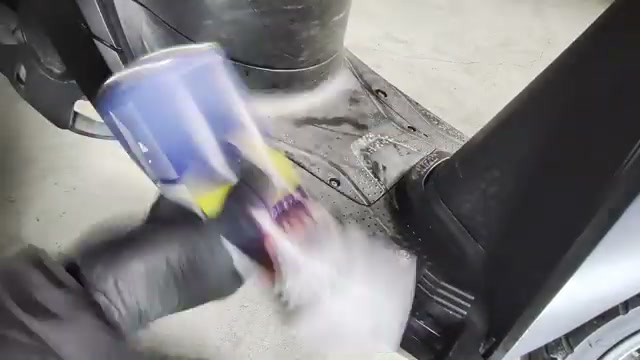 白くなったバイク樹脂を復元!1000円のYAMAHA スーパープラスチック光沢復活剤艶でどれだけ蘇るのか? still01