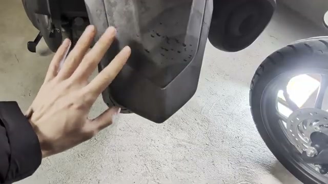 白くなったバイク樹脂を復元!1000円のYAMAHA スーパープラスチック光沢復活剤艶でどれだけ蘇るのか? still02
