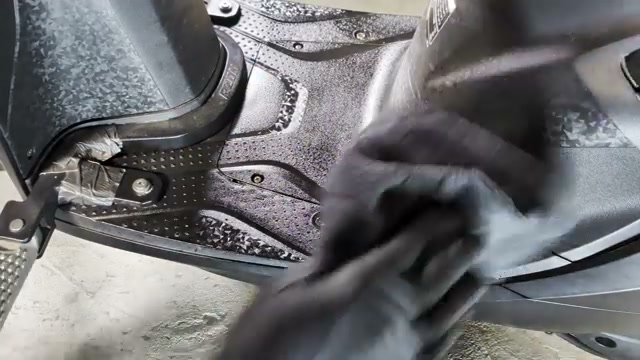 白くなったバイク樹脂を復元!1000円のYAMAHA スーパープラスチック光沢復活剤艶でどれだけ蘇るのか? still03