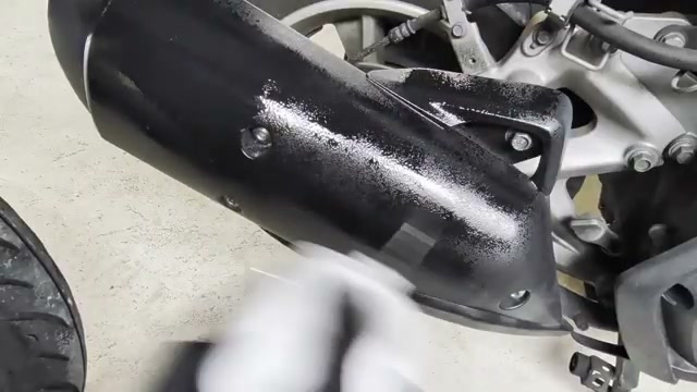 白くなったバイク樹脂を復元!1000円のYAMAHA スーパープラスチック光沢復活剤艶でどれだけ蘇るのか? still04