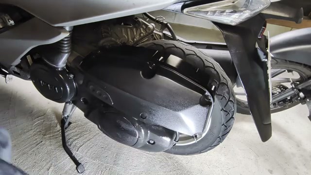 白くなったバイク樹脂を復元!1000円のYAMAHA スーパープラスチック光沢復活剤艶でどれだけ蘇るのか? still06
