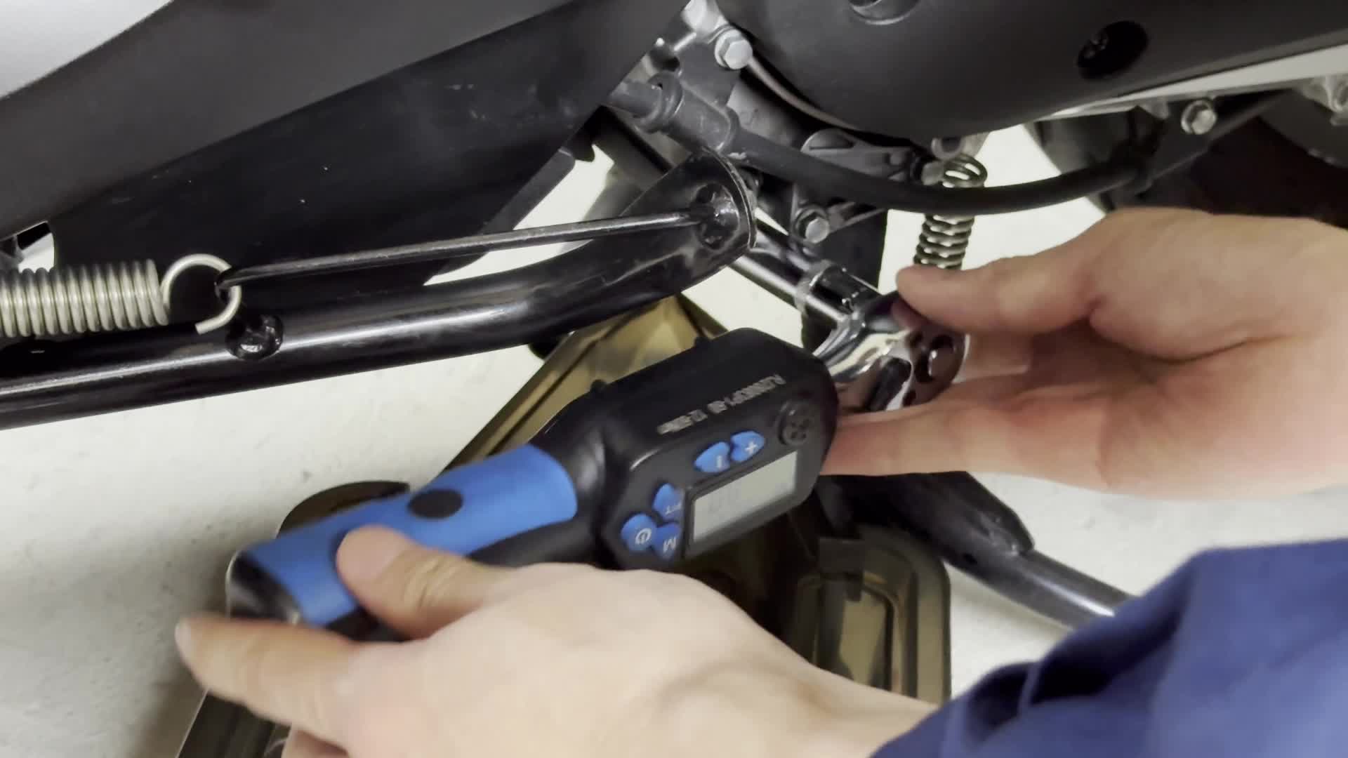 トルクレンチで24N·mに締め付ける作業