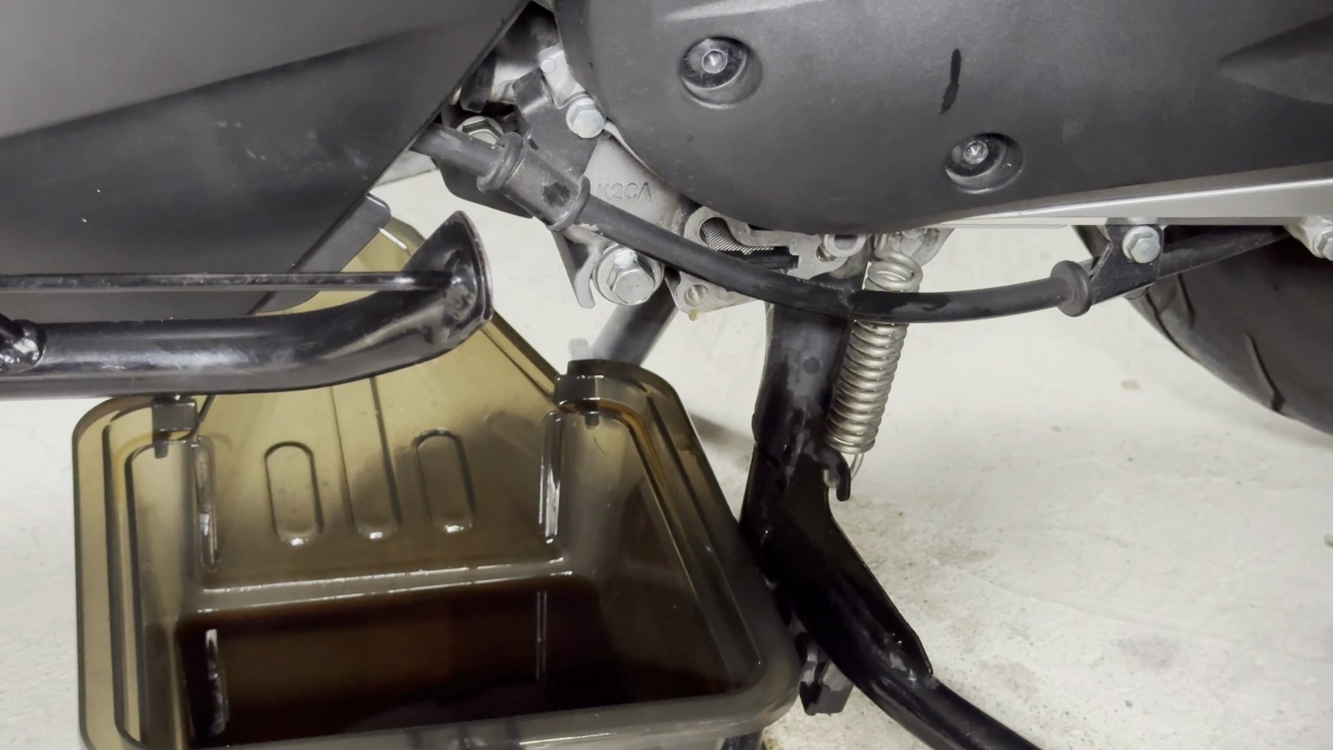 カバーを外したストレーナー取付口とメッシュの状態