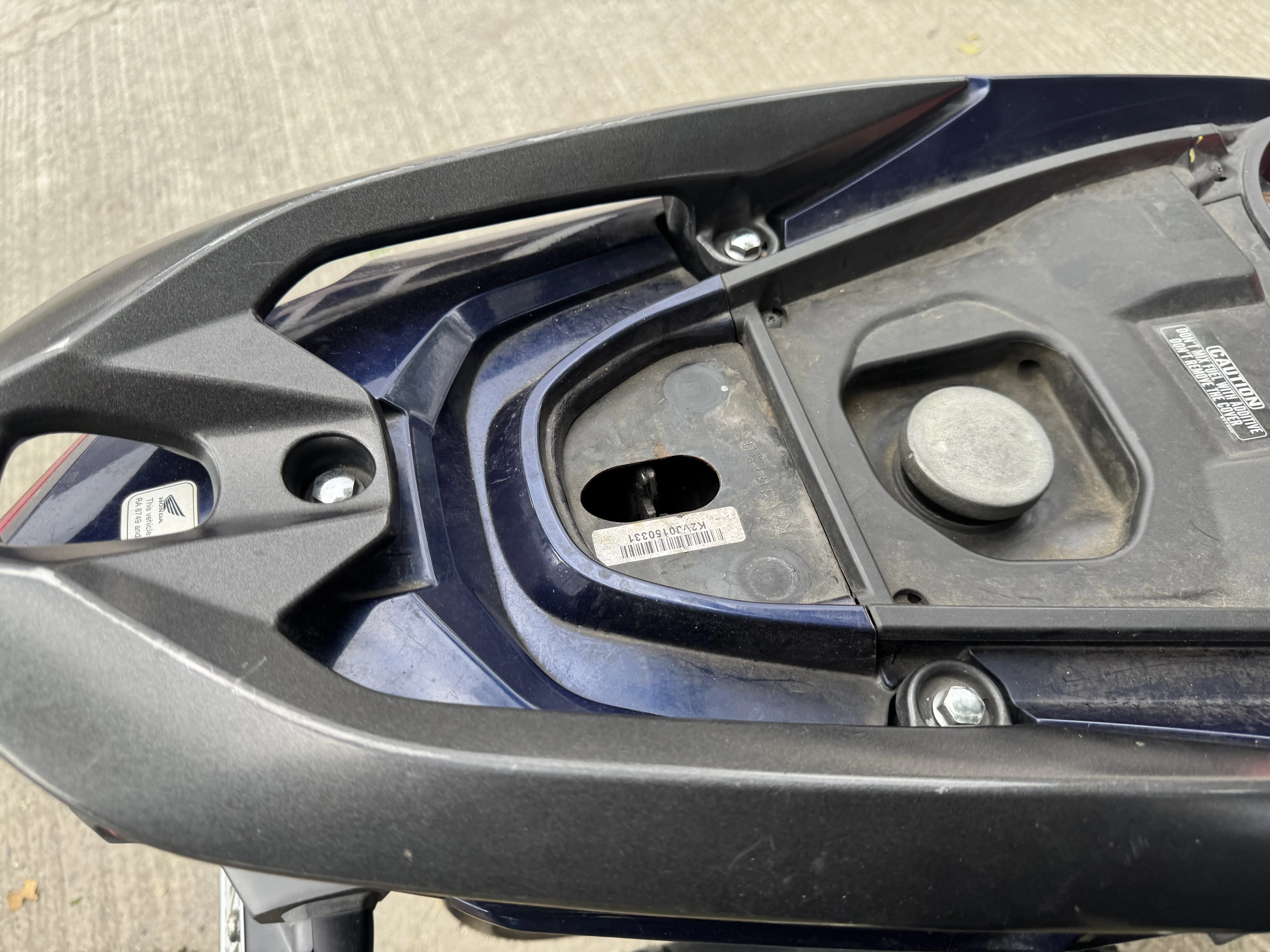click125_rearfuelaccess_001
