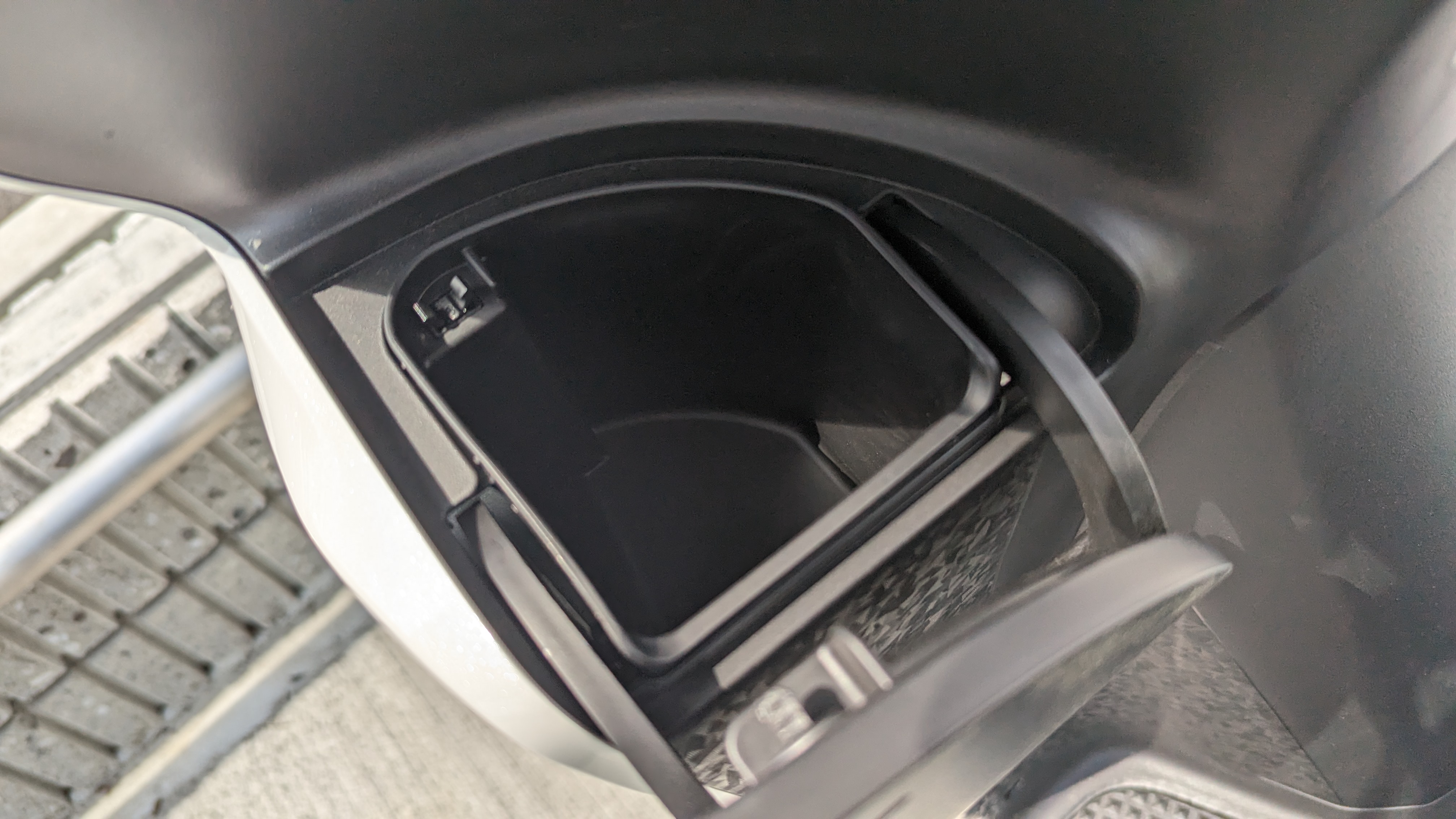 dio110_basic_glovebox_001