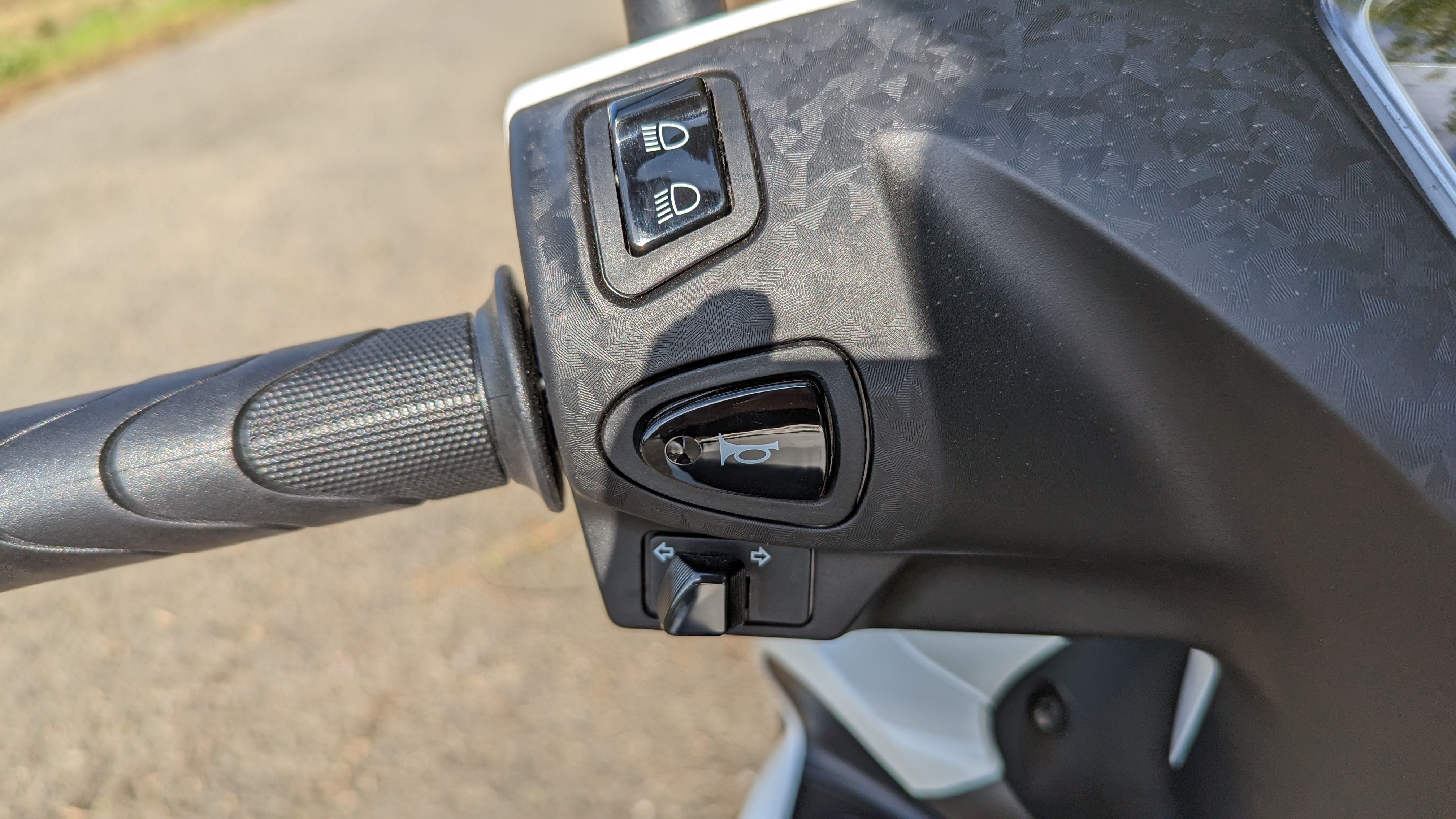 dio110_basic_handlebarcontrols_001