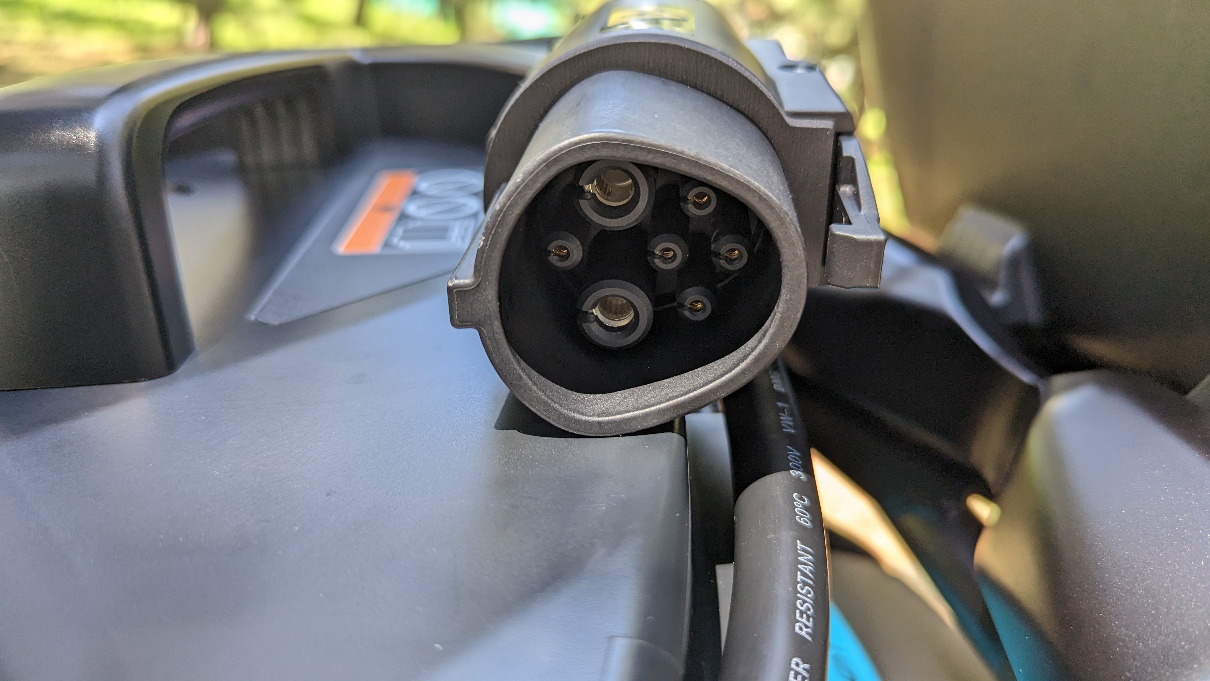 e01_chargingplug_001