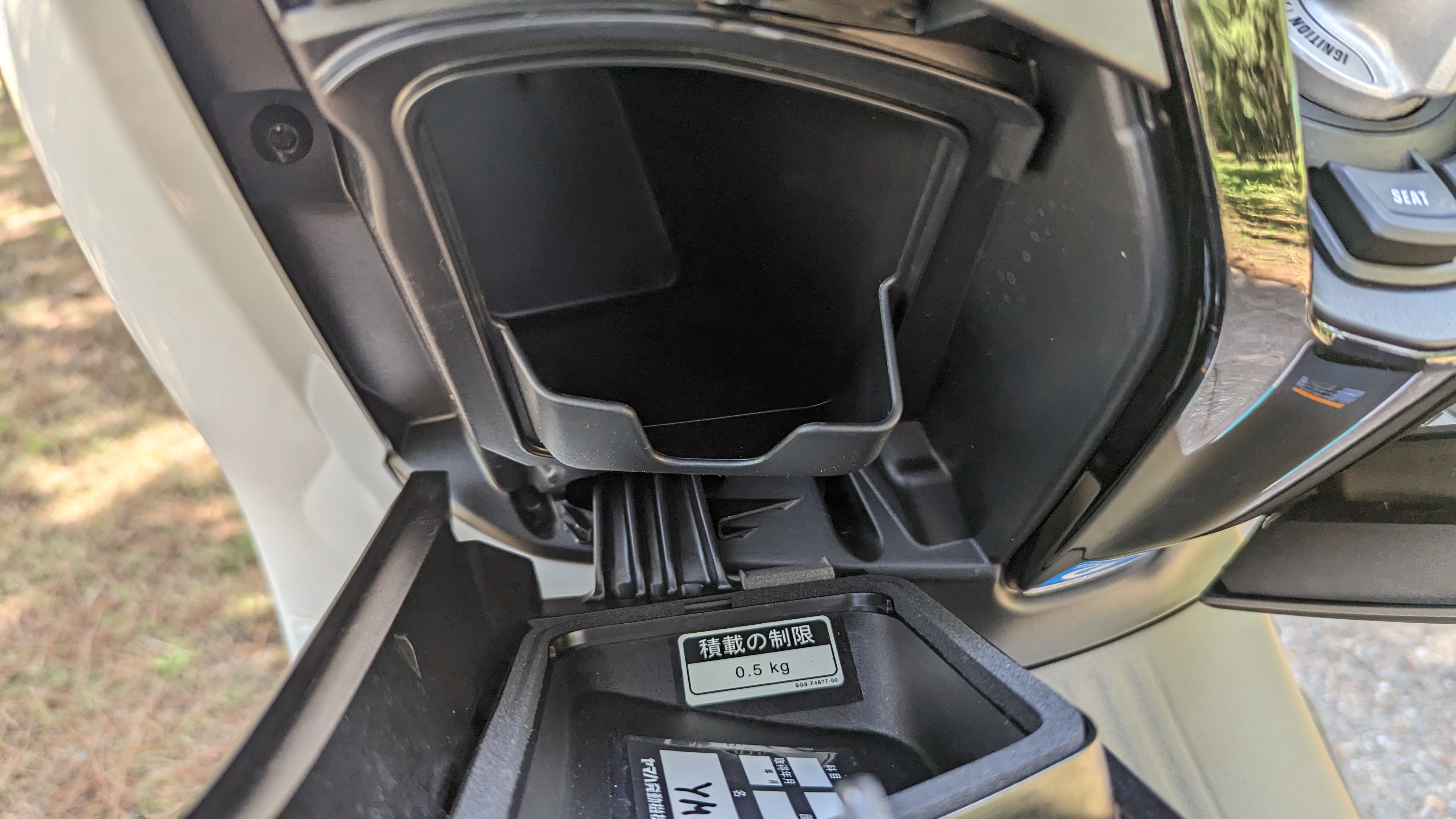 e01_glovebox_002