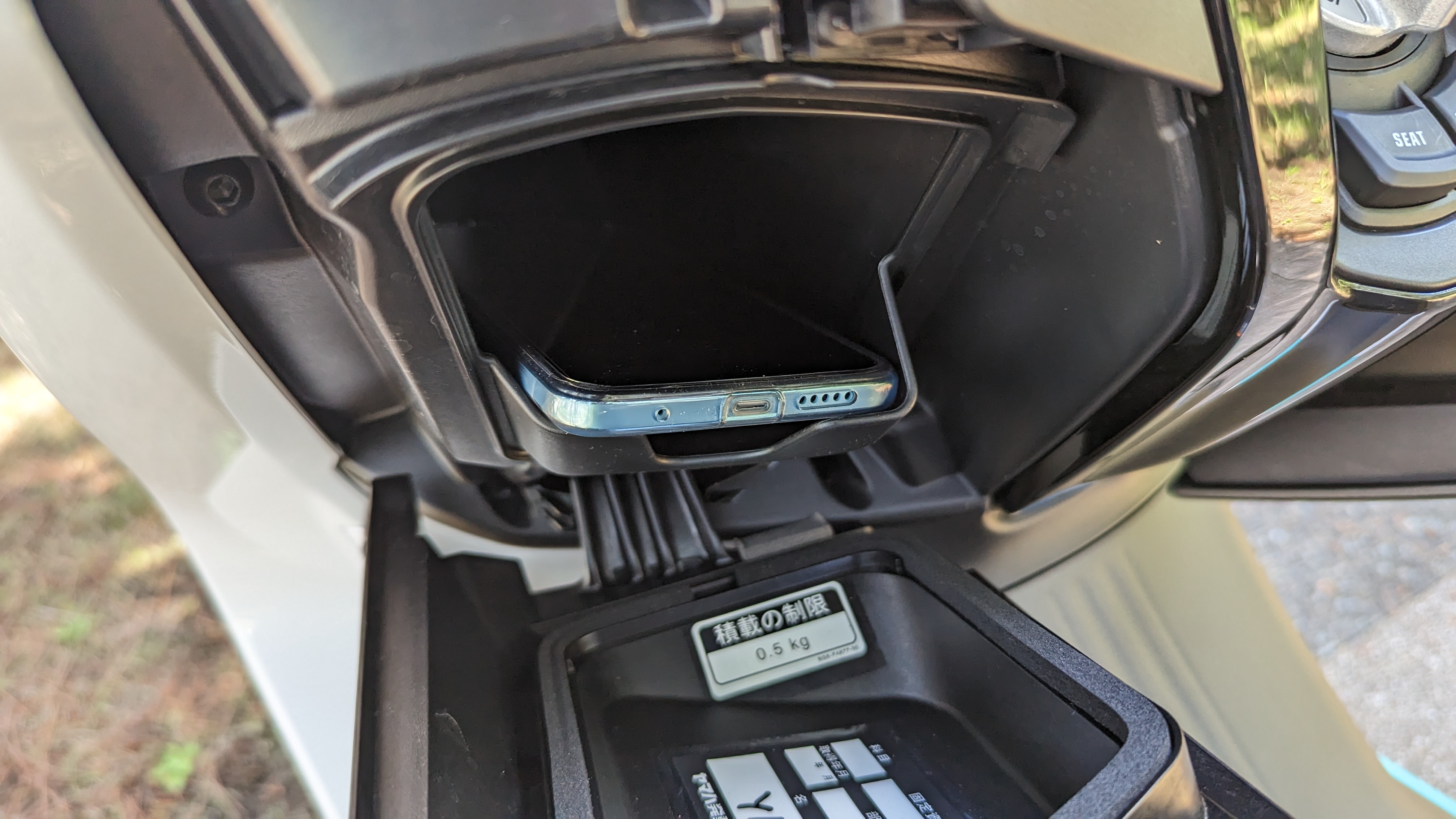 e01_glovebox_003