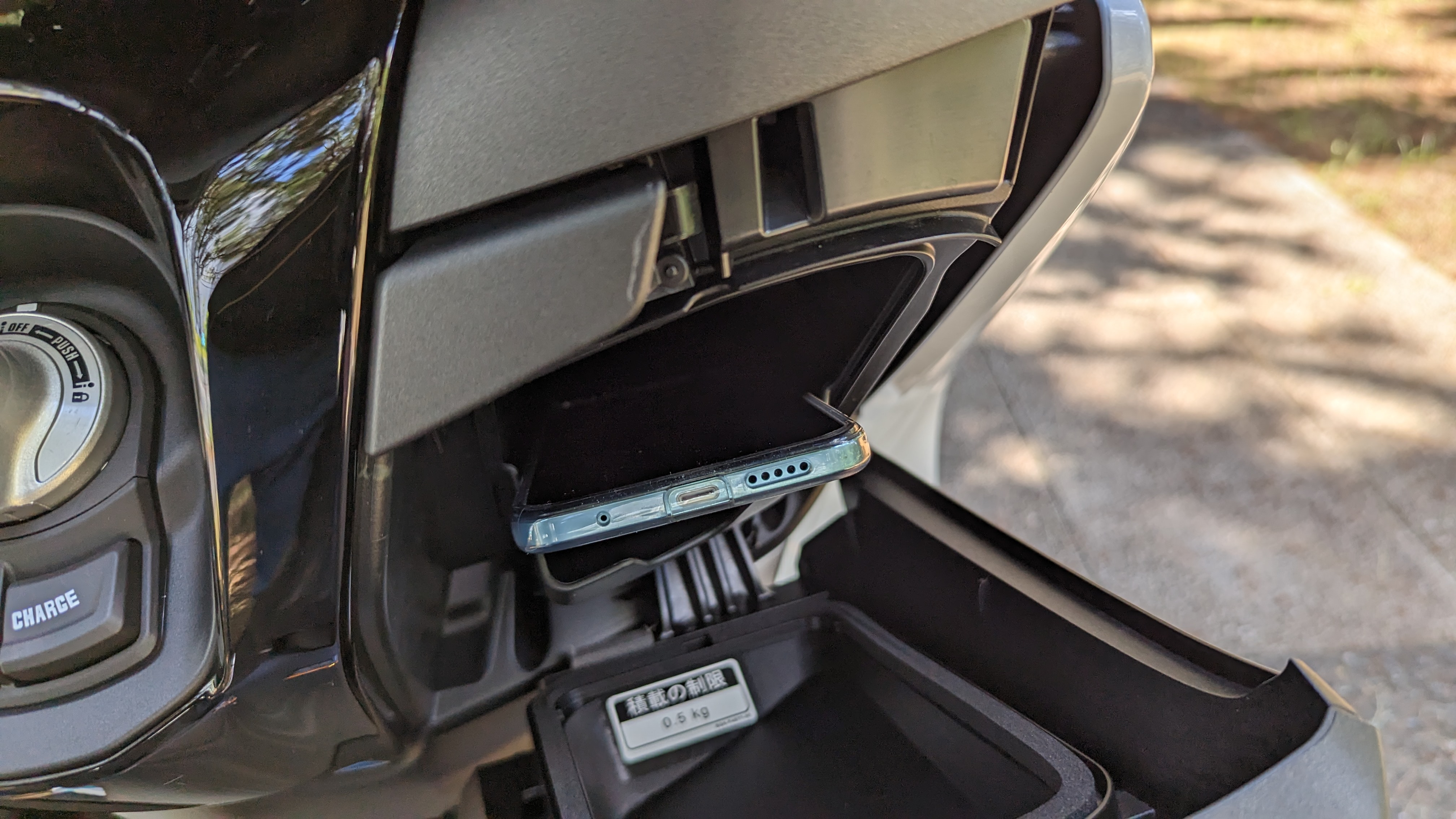 e01_glovebox_004