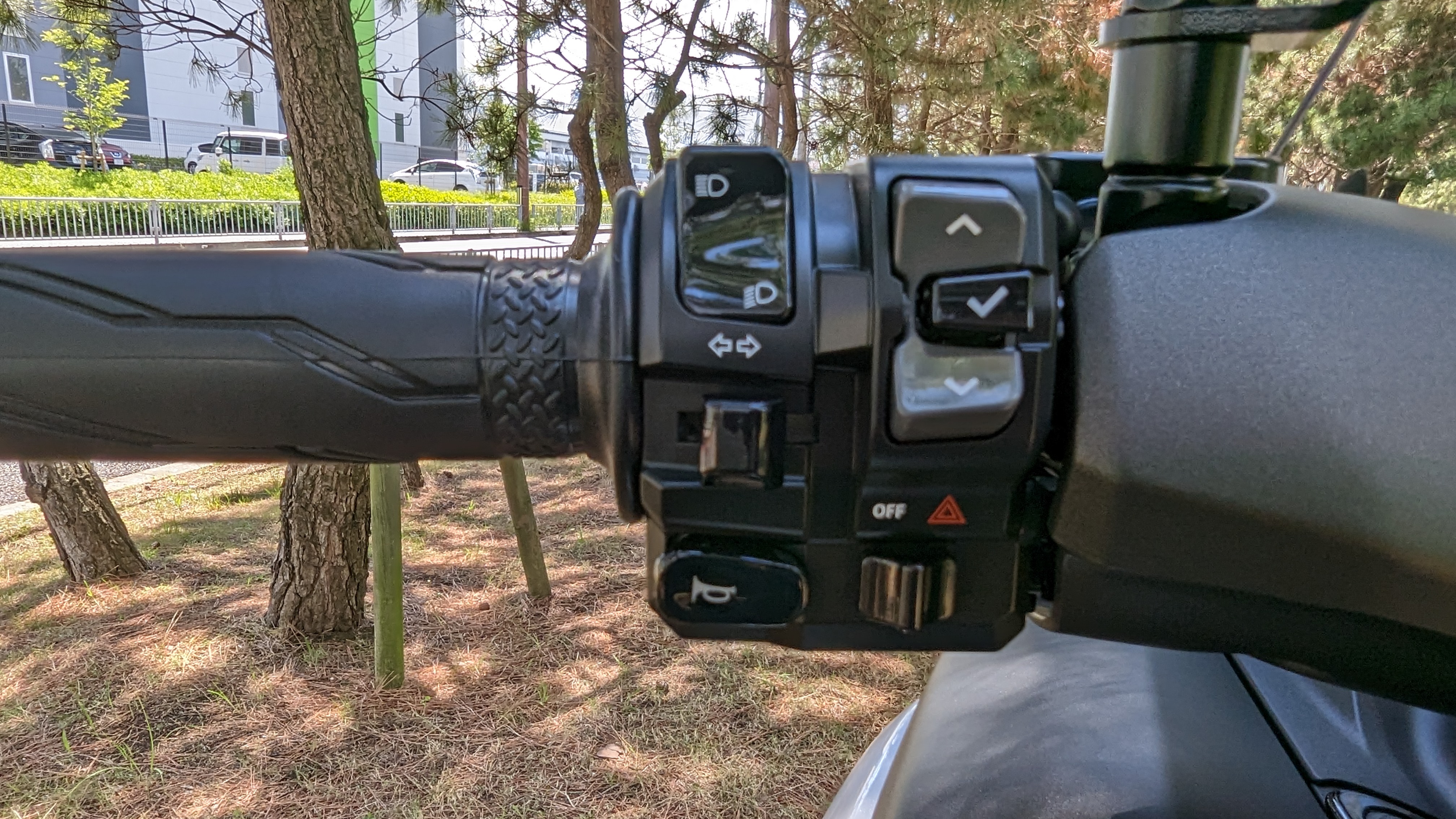 e01_leftgripcontrols_001
