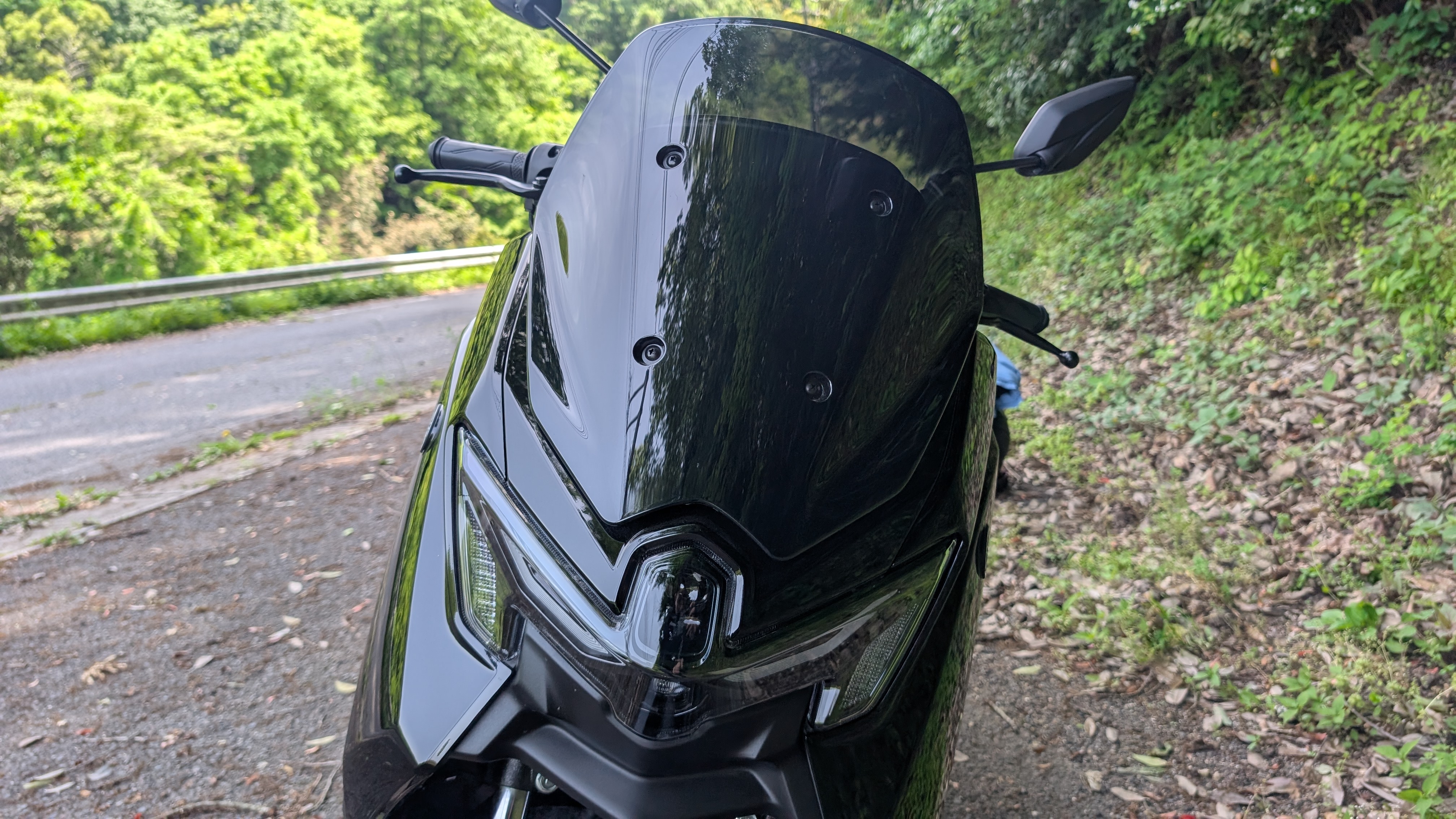 nmax155_2025_blackwindshield_001