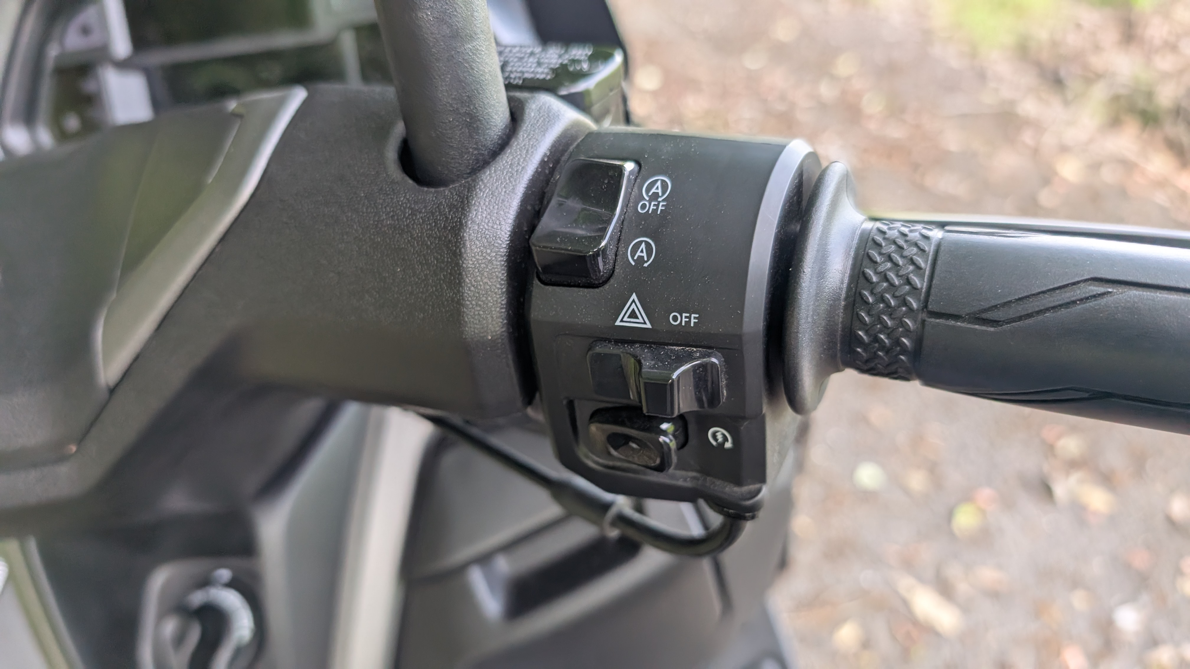 nmax155_2025_handlebarcontrols_001