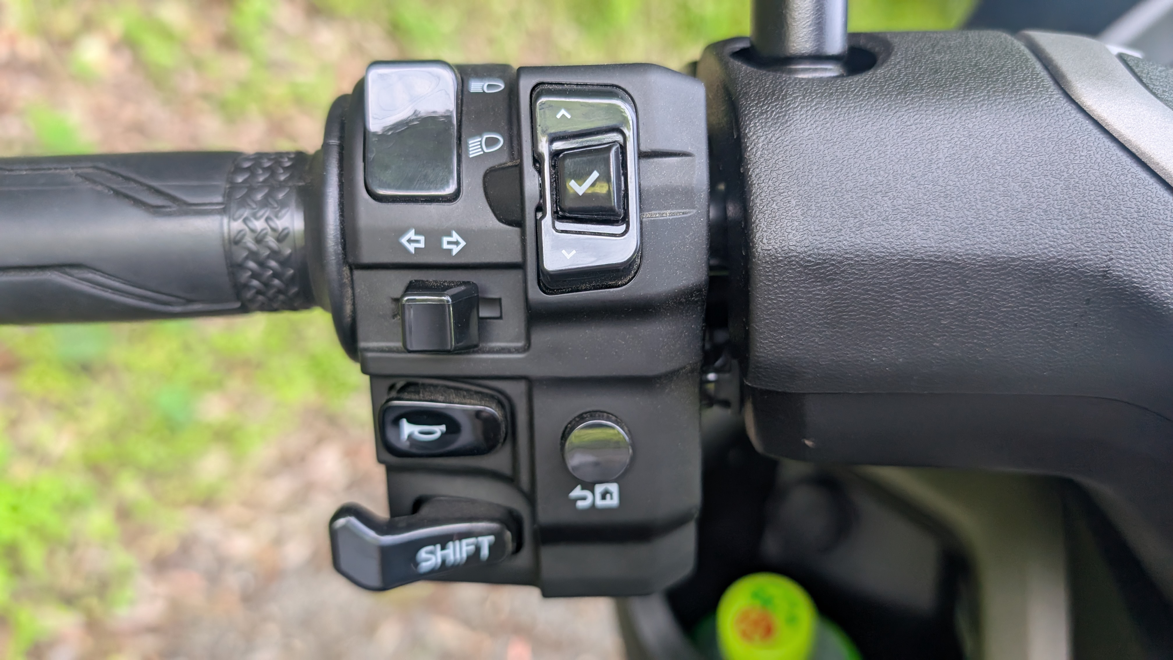 nmax155_2025_handlebarcontrols_002