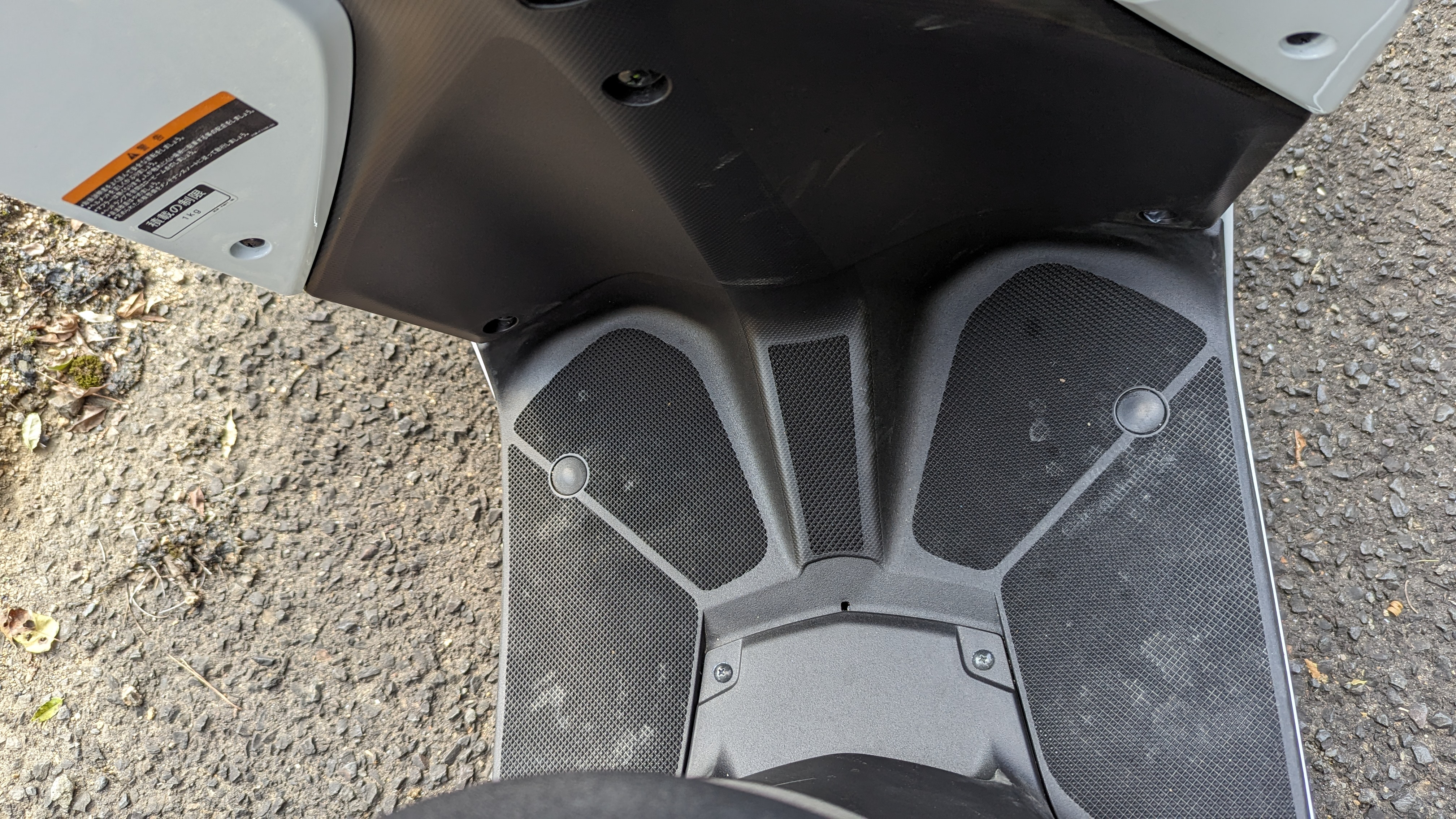tricity125_2023_floorboard_001