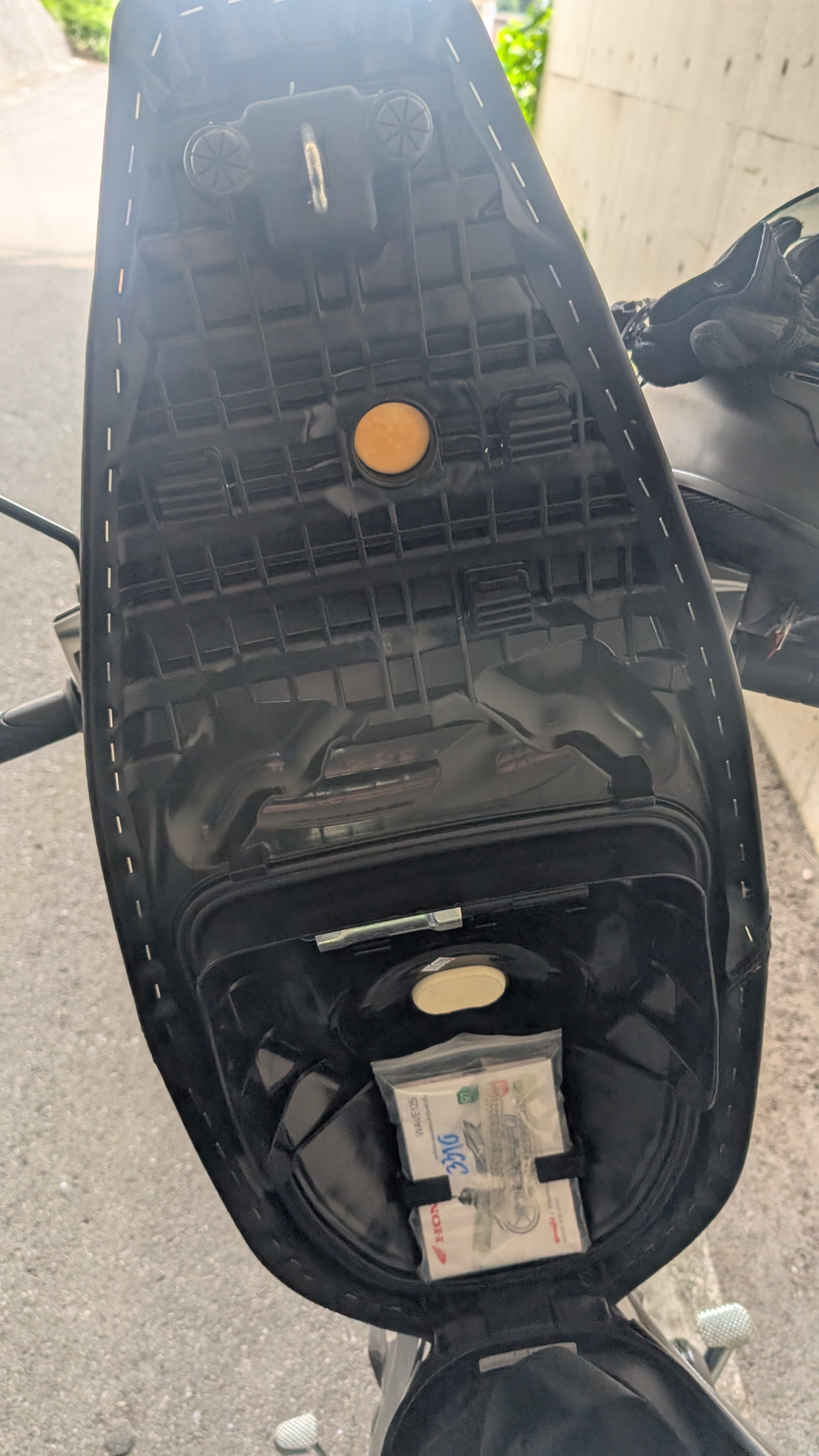 wave125i_seatunderside_001