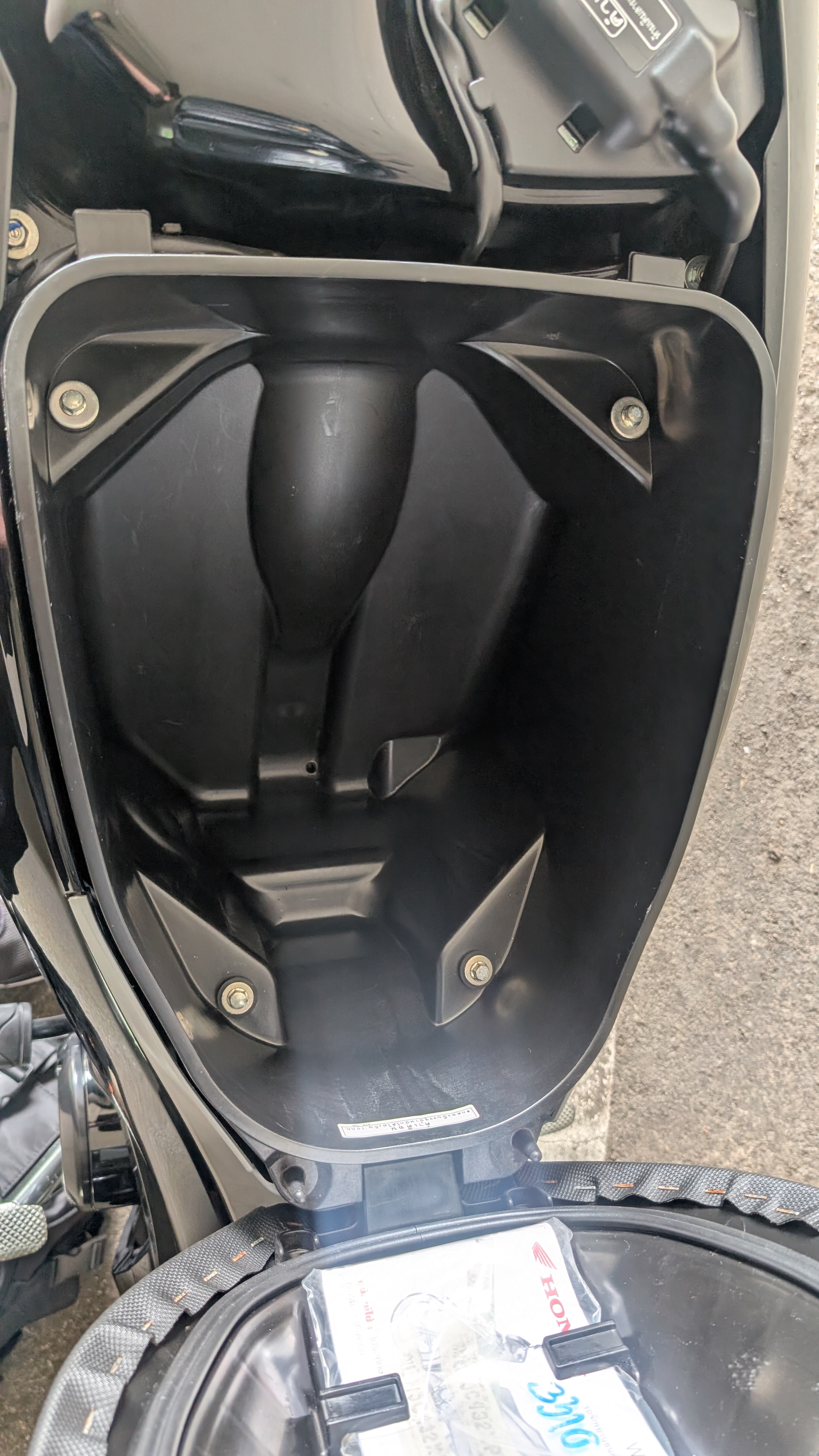 wave125i_underseatstorage_001